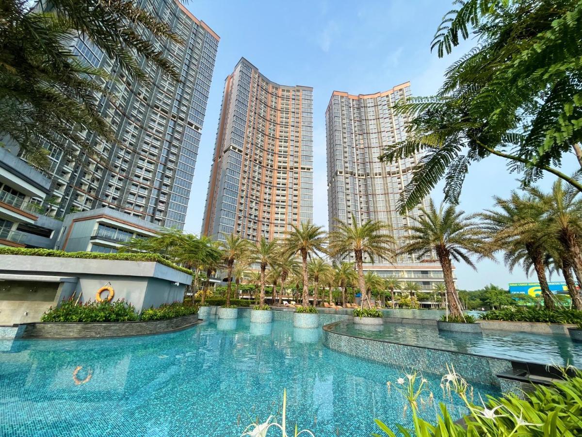 Apartemen Gold Coast Sea View By Rentrooms