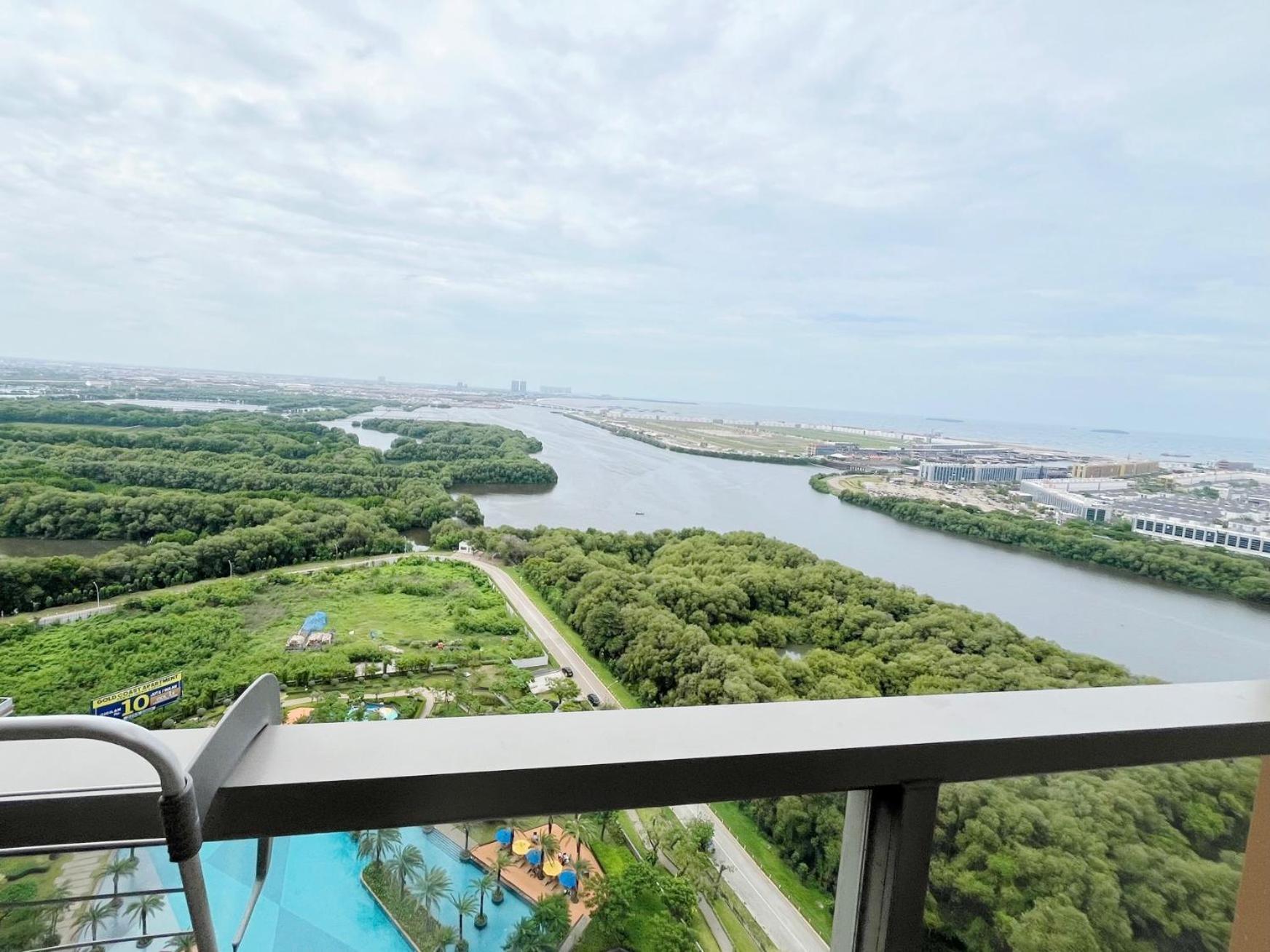 Apartemen Gold Coast Sea View By Rentrooms